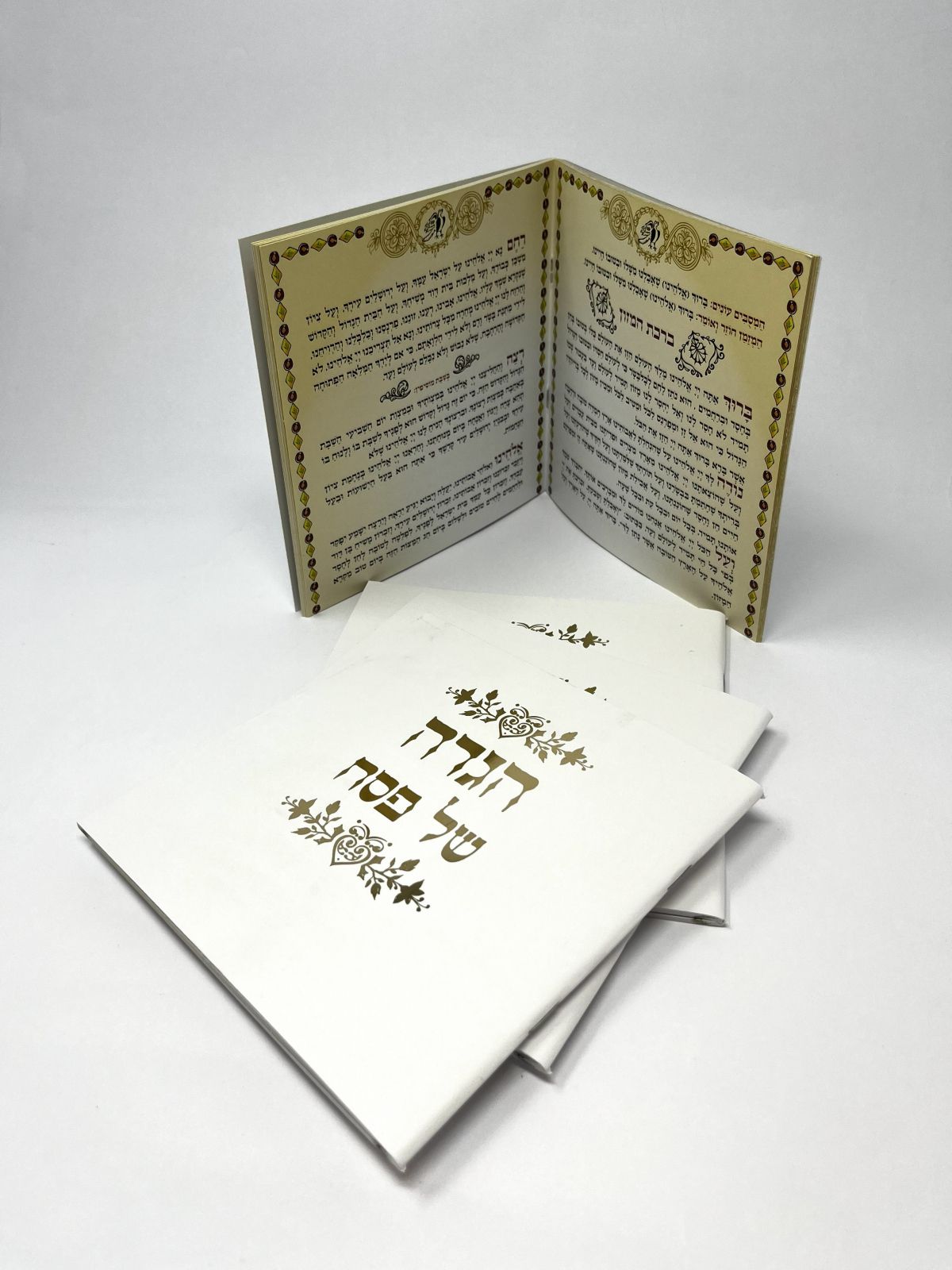 מאגדת רביעיית הגדות הדפס זהב/כסף 2026