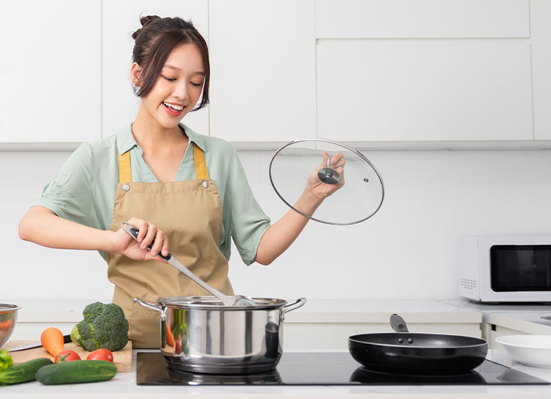 מעבר לעמוד סירים ומחבתות